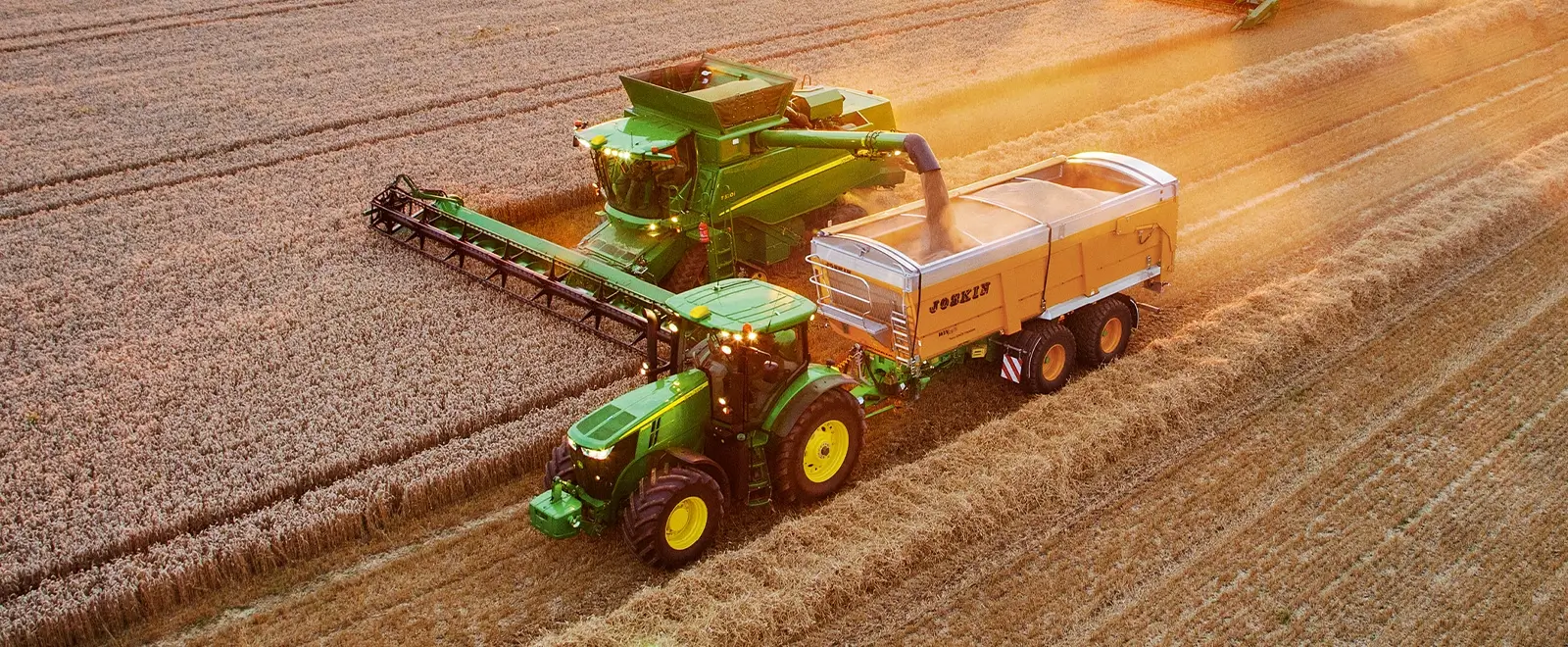 Jphn Deere Mähdrescher auf dem Feld, Luftbild