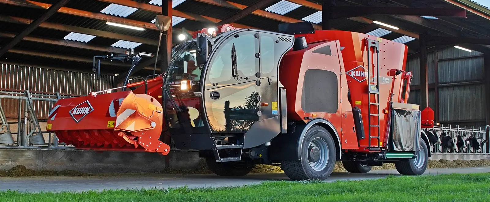 Kuhn Landmaschine für die Fütterungstechnik vor Kuhstall