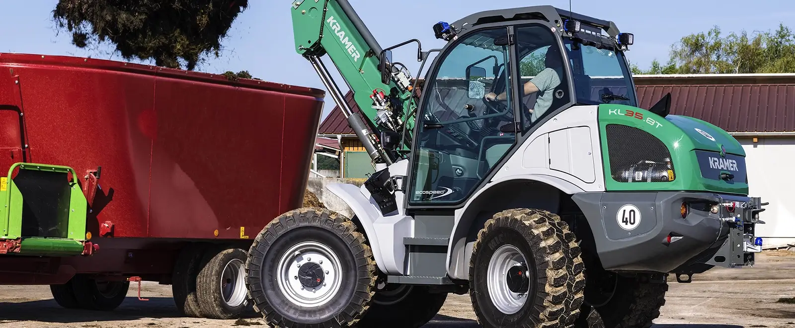 Kramer Teleskopradlader häuft Mist in Transportwagen