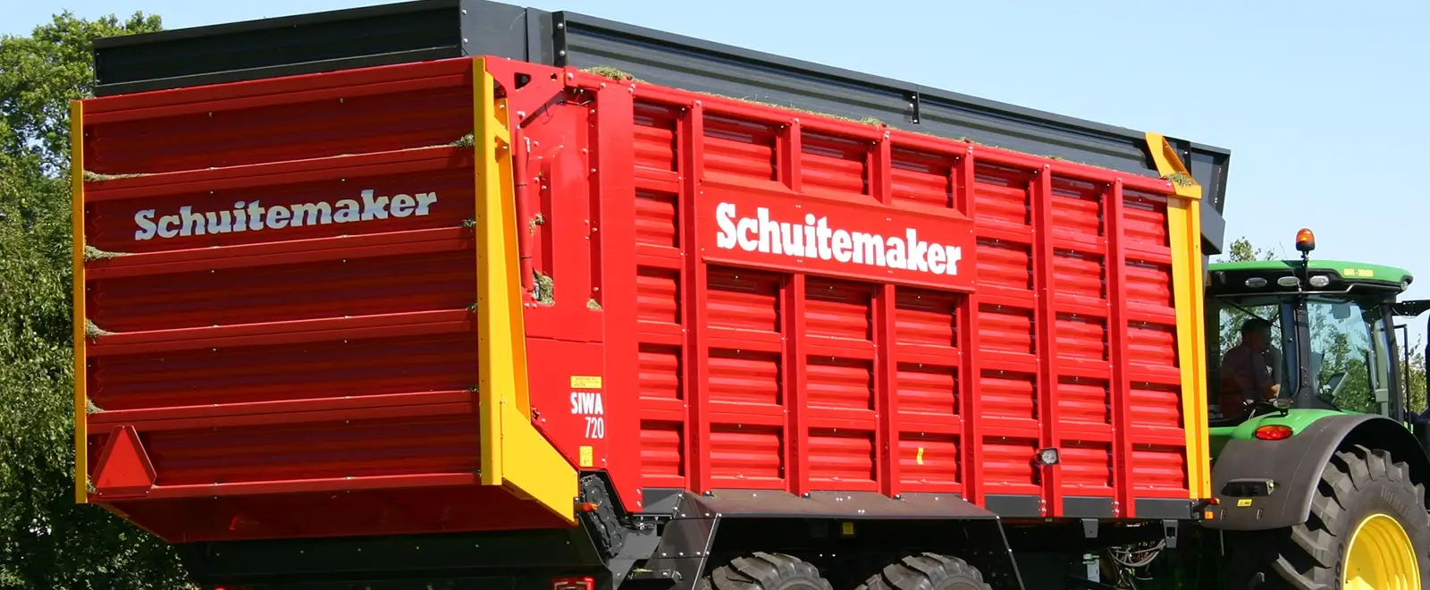 Shuitemaker Silagewagen hinter Landmaschine auf Wiese