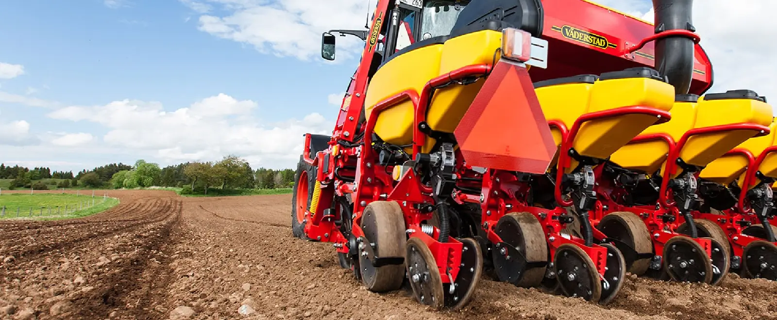 Väderstad Einzelkornmaschine bei Bodenbearbeitung auf dem Acker