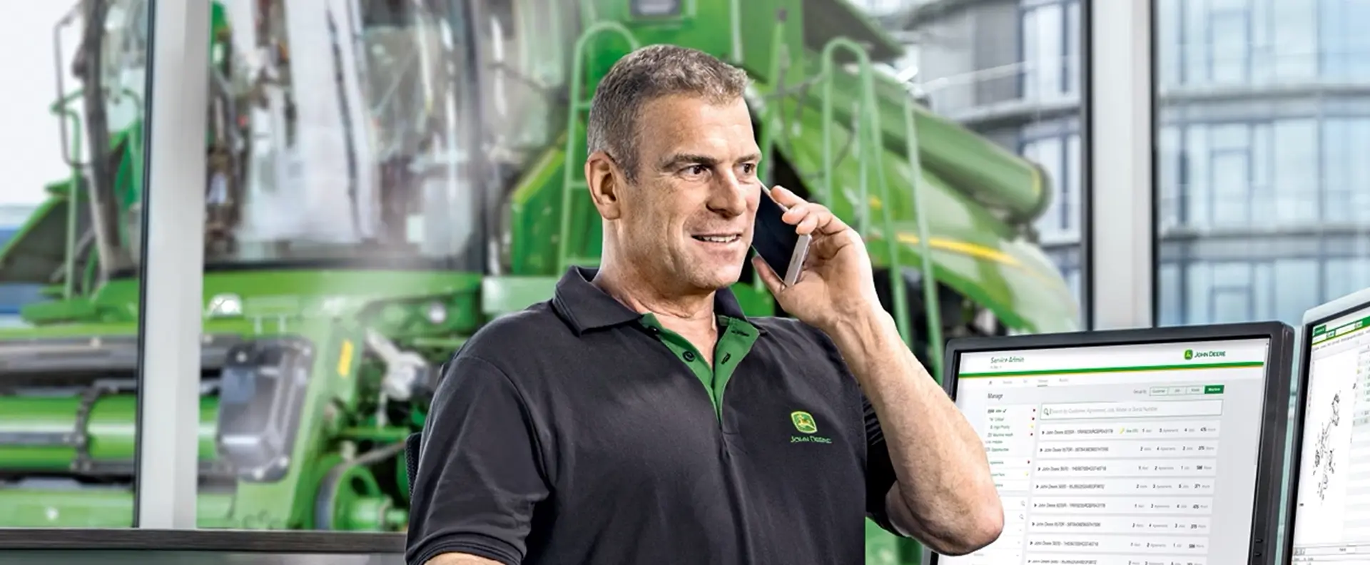 Mann telefoniert am Schreibtisch