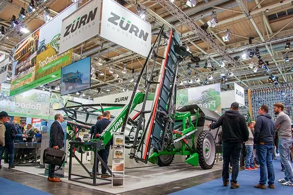 Zürn Messestand mit vielen Besuchern
