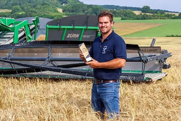Buille Landwirt auf dem Feld mit Award in der Hand