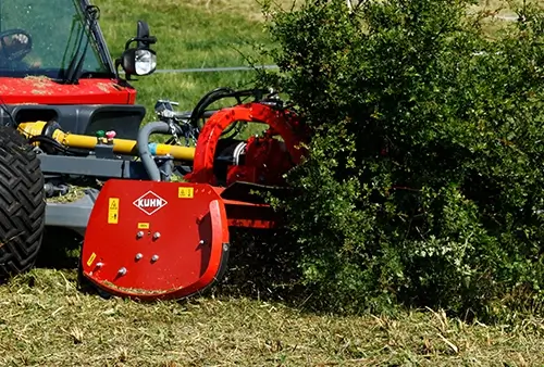 Kuhn Mulcher bei Arbeiten an Büschen