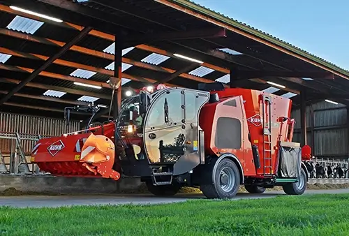 Kuhn Fütterungstechnik-Maschine vor dem Kuhstall