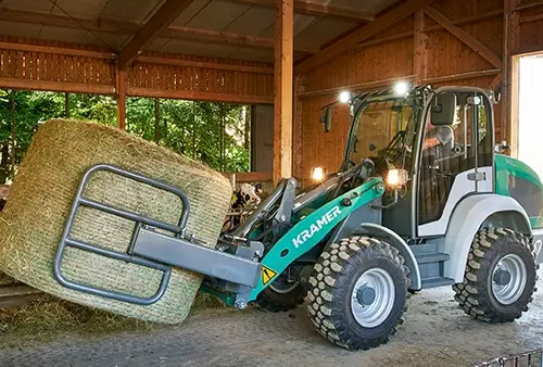 Kramer Radlader transportiert Strohballen