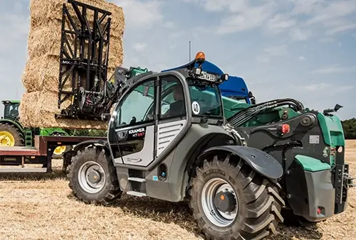 Kramer Teleskoplader transportiert Strohballen