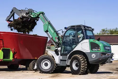 Kramer Teleskopradlader schüttet Mist in Mulde