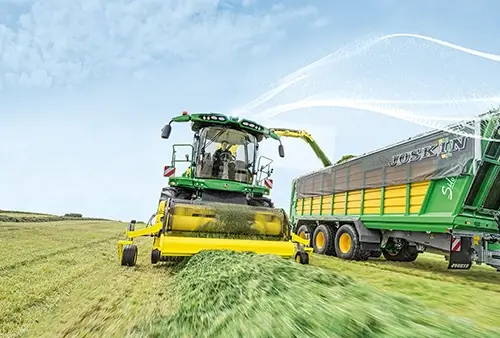 John Deere Feldhäcksler auf dem Feld