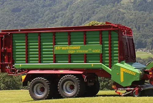 Strautmann Ladewagen beladen mit Heu auf der Wiese