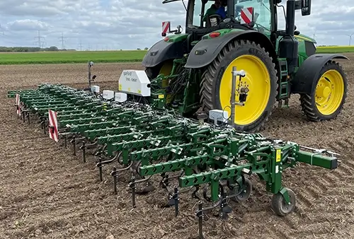 Garford InterRow Hackgerät auf dem Acker