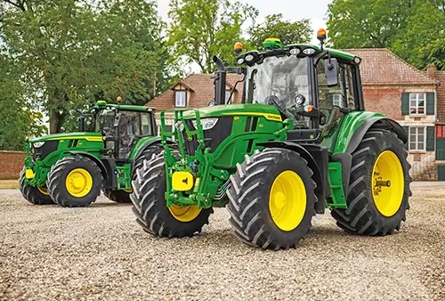 John Deere Landmaschienn auf dem Hof