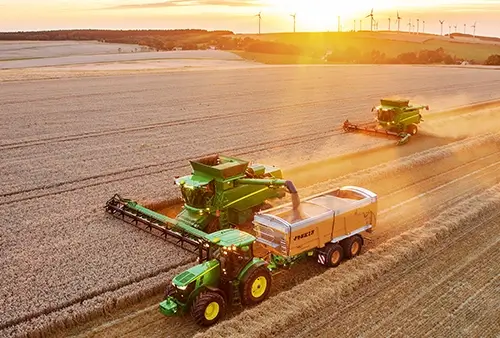 John Deere T-Serie: Mährescher auf dem Feld, Luftbild