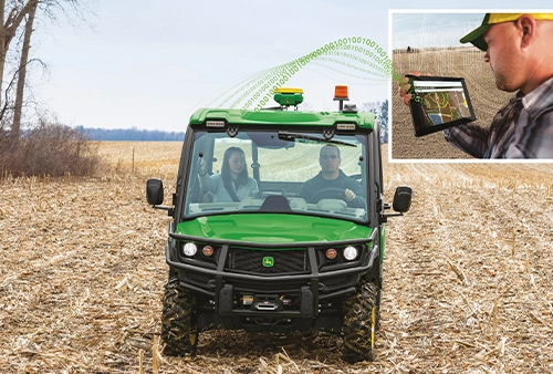 Gator auf dem Feld, im 2. Bild Mann, der auf Tablet schaut