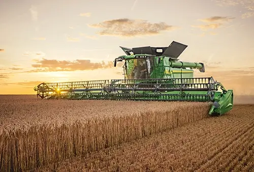 John Deere Mähdrescher S7-Serie auf dem Weizenfeld