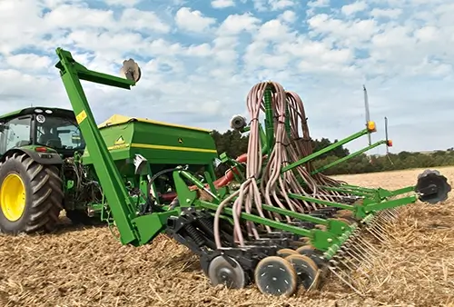 John Deere Sämaschine bearbeitet Acker