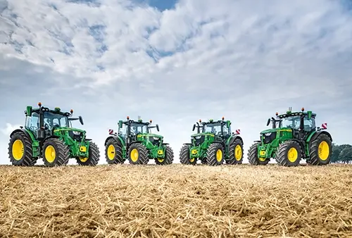 John Deere Traktroren verschiedener Serien auf dem Feld