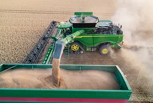 John Deere X9 Maschine auf dem Feld beim Dreschen